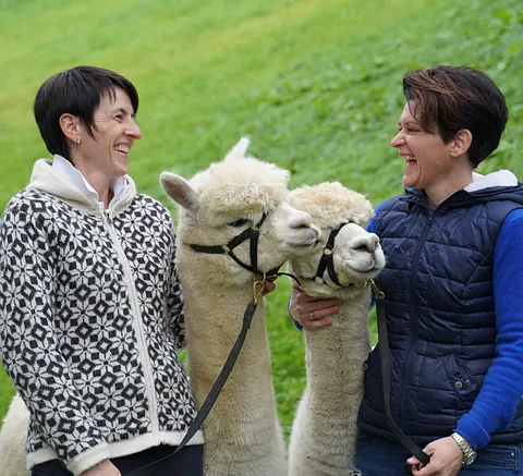 Heidi und Claudia mit Alpakas